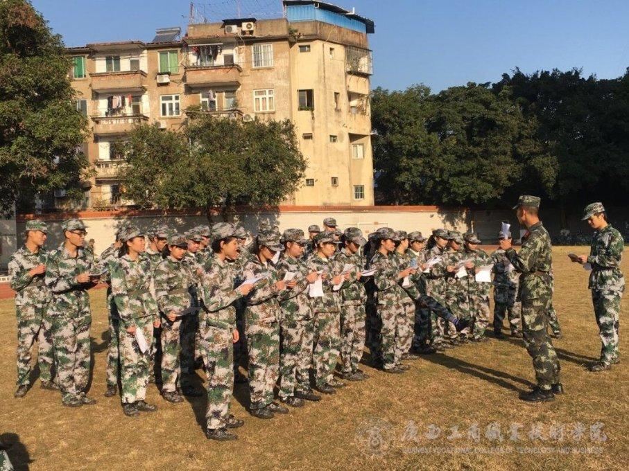 操作不当,新车司机倒车撞碎4S店落地窗